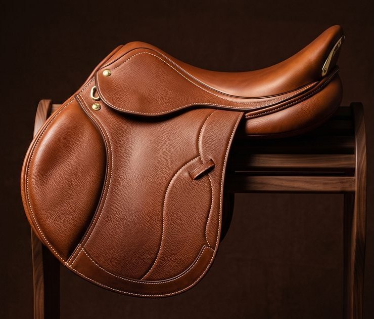 Selle mixte HorseCo Maremma, vue de trois quarts, avec quatre repères situant chaque cuir.